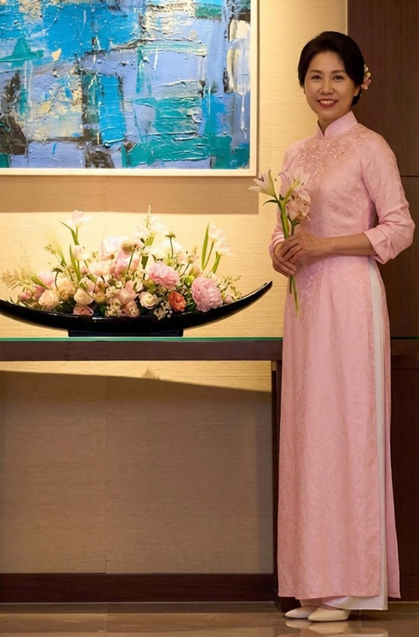 Phu nhân Tổng thống Hàn Quốc tỏa sáng trong tà áo dài Việt, vẻ đẹp dịu dàng gây chú ý 