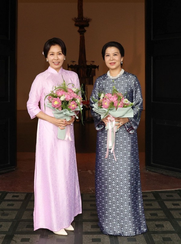 Phu nhân Tổng thống Hàn Quốc tỏa sáng trong tà áo dài Việt, vẻ đẹp dịu dàng gây chú ý 