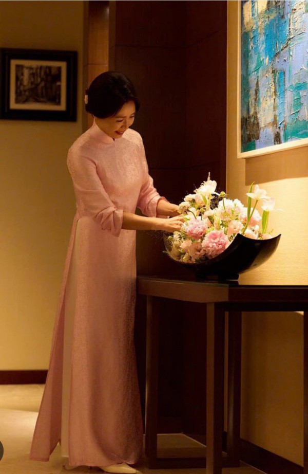 Phu nhân Tổng thống Hàn Quốc tỏa sáng trong tà áo dài Việt, vẻ đẹp dịu dàng gây chú ý 