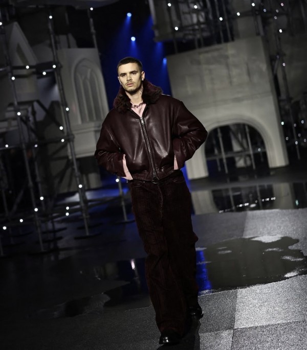 Romeo Beckham sải bước trên sàn diễn, trở thành điểm nhấn của London Fashion Week 2026