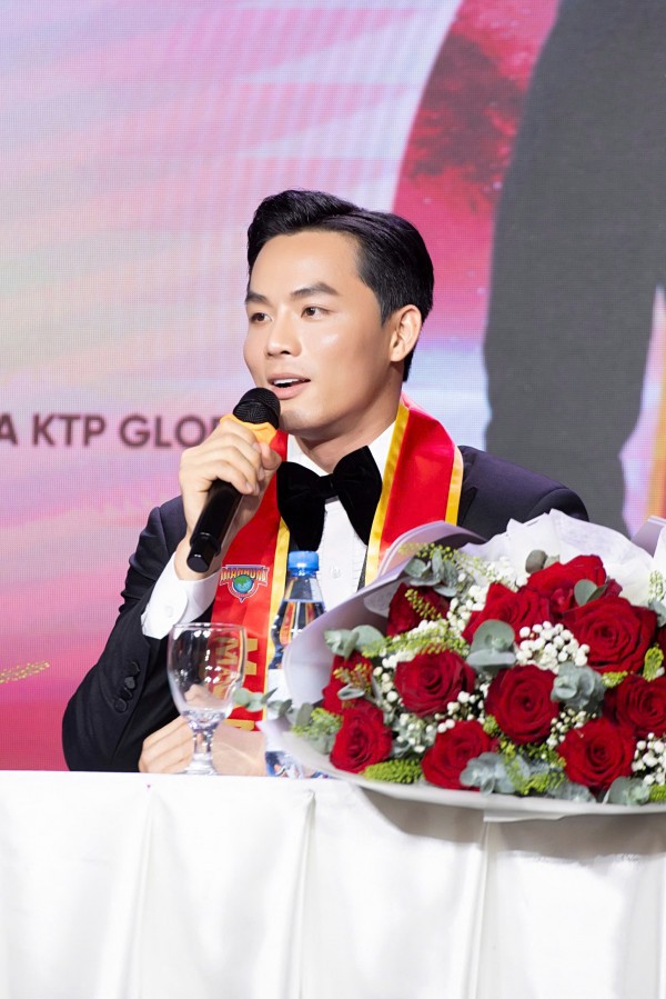 Siêu mẫu Vũ Linh đại diện Việt Nam thi 