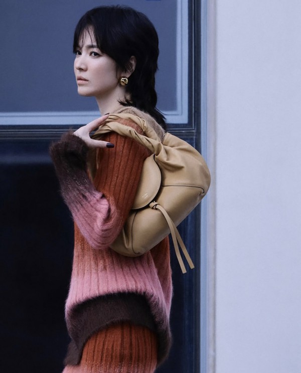 Song Hye Kyo gây sốt với kiểu tóc "hư hỏng"