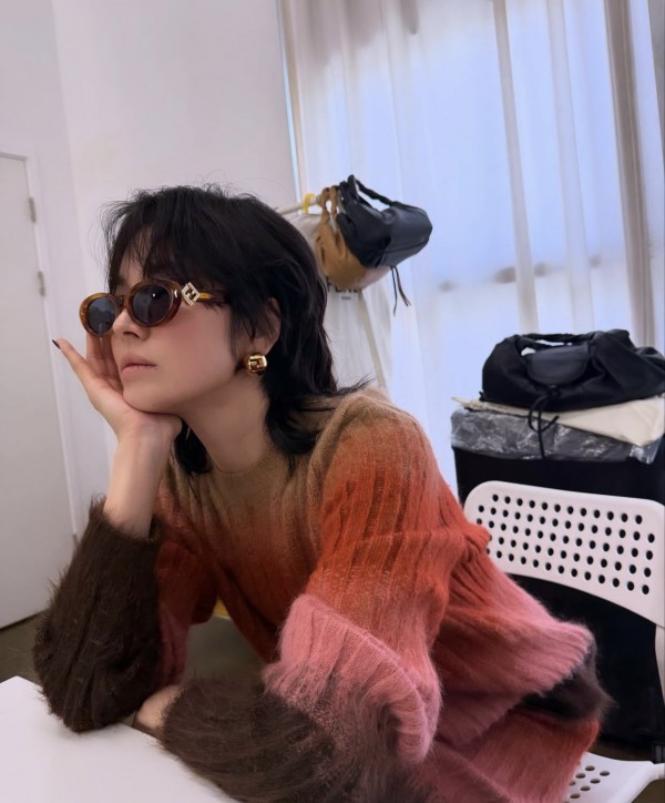 Song Hye Kyo gây sốt với kiểu tóc "hư hỏng"