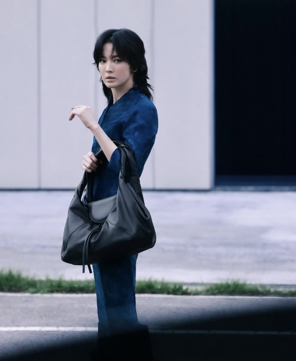 Song Hye Kyo gây sốt với kiểu tóc "hư hỏng"