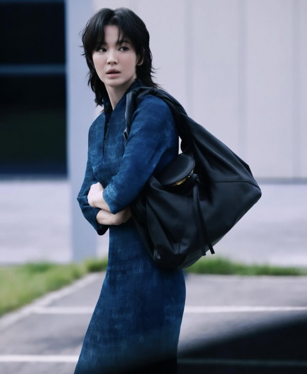 Song Hye Kyo gây sốt với kiểu tóc "hư hỏng"