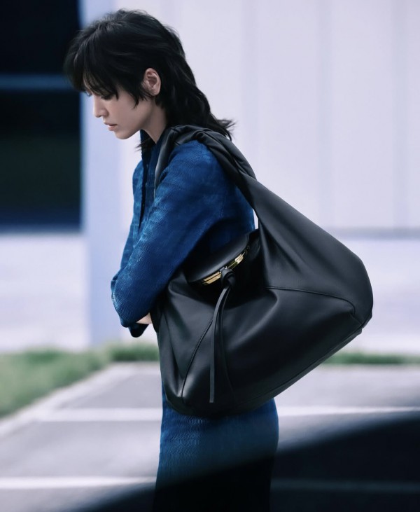 Song Hye Kyo gây sốt với kiểu tóc "hư hỏng"