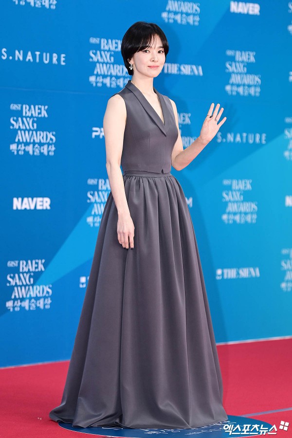 Song Hye Kyo trẻ trung với tóc ngắn, Suzy, IU mặc gợi cảm trên thảm đỏ
