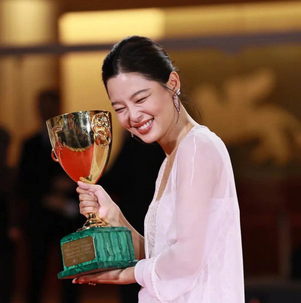 Tân Chỉ Lôi tuổi U40 sang trọng và trẻ trung