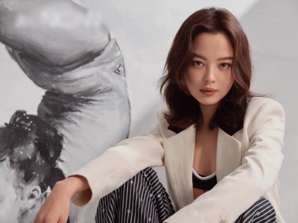 Tân Chỉ Lôi tuổi U40 sang trọng và trẻ trung