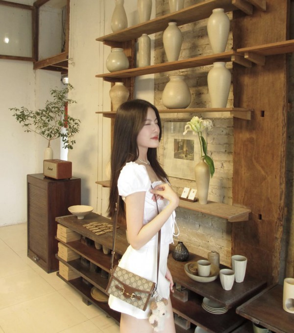 Tăng Mỹ Hàn thích hàng hiệu, chuộng váy áo gợi cảm