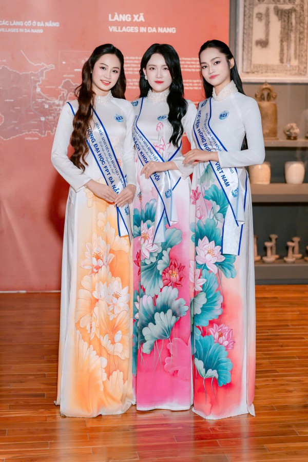 Thí sinh Hoa hậu sinh viên Hòa bình Việt Nam khoe sắc với áo dài
