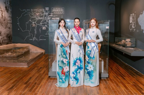 Thí sinh Hoa hậu sinh viên Hòa bình Việt Nam khoe sắc với áo dài