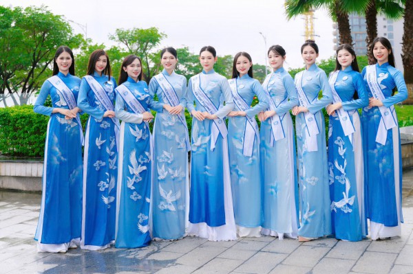 Thí sinh Hoa hậu sinh viên Hòa bình Việt Nam khoe sắc với áo dài