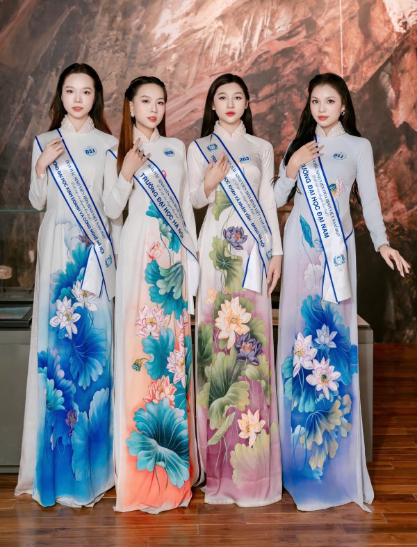 Thí sinh Hoa hậu sinh viên Hòa bình Việt Nam khoe sắc với áo dài