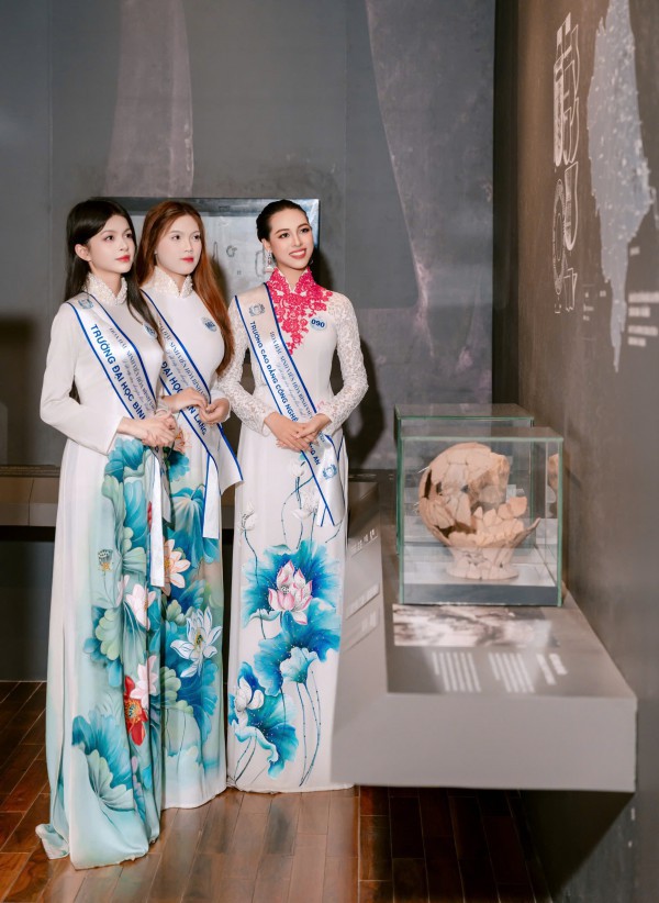 Thí sinh Hoa hậu sinh viên Hòa bình Việt Nam khoe sắc với áo dài