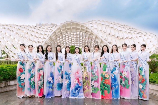 Thí sinh Hoa hậu sinh viên Hòa bình Việt Nam khoe sắc với áo dài
