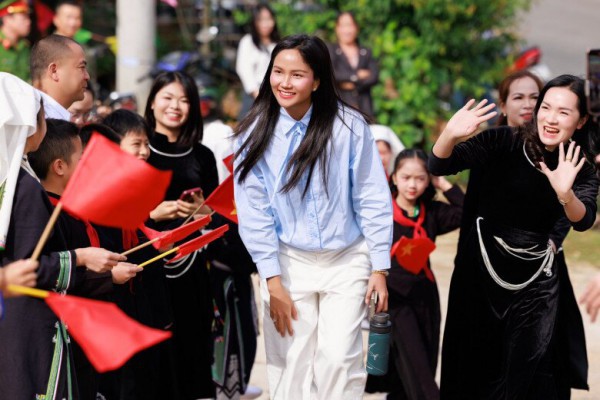 Thời trang sành điệu của 3 mỹ nhân Việt đang mang thai