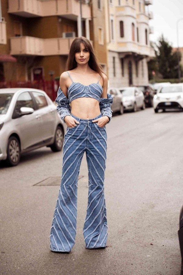 Tô điểm tủ đồ thời trang mùa hè với các mẫu quần ống loe