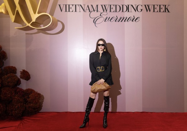 Trà Ngọc Hằng diện cây đen cá tính tại tuần lễ thời trang cưới