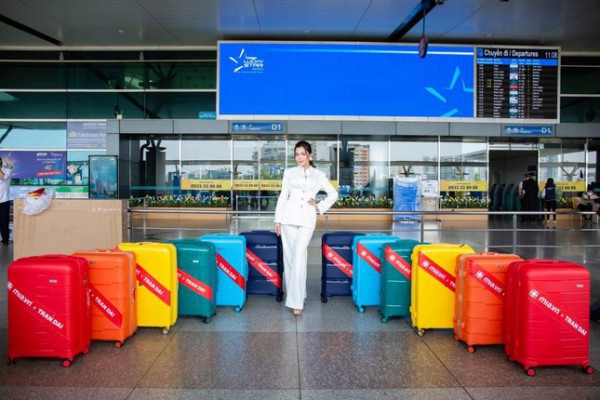 Trân Đài mang 12 vali với 6 màu đại diện cộng đồng LGBTQ+ sang Thái tham dự MIQ 2022