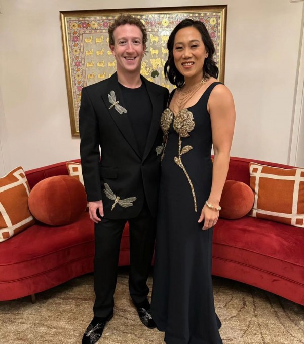 Trang phục của vợ chồng Mark Zuckerberg khi dự siêu đám cưới