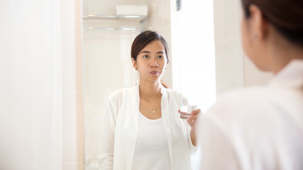 Trào lưu ngậm dầu dừa phủ sóng mạng xã hội, bạn đã cập nhật chưa?