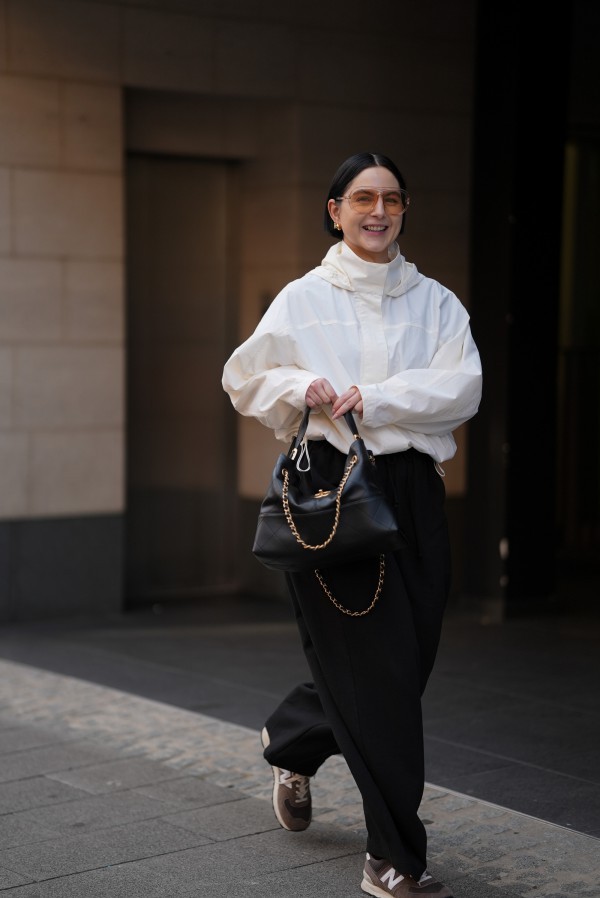 Tưởng đã lỗi thời, chiếc áo gió thập niên 80 lại gây sốt