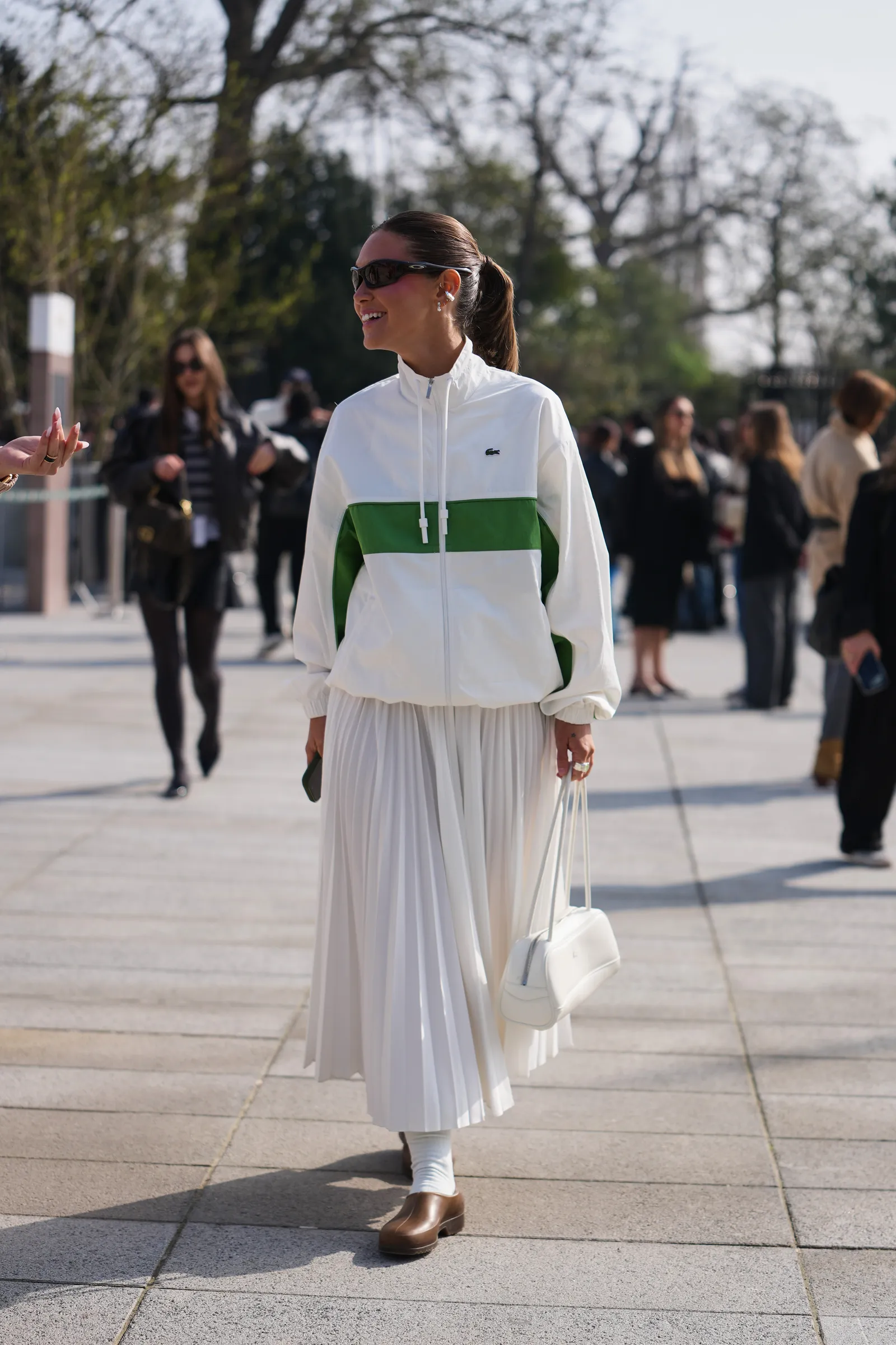 Tưởng đã lỗi thời, chiếc áo gió thập niên 80 lại gây sốt