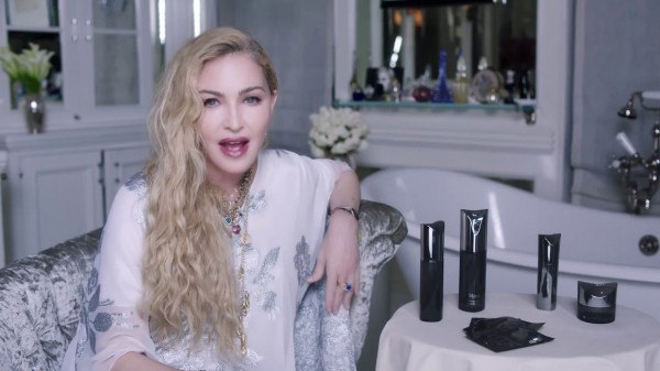 Tuyệt chiêu giúp Madonna tự tin khoe dáng gợi cảm tuổi 67