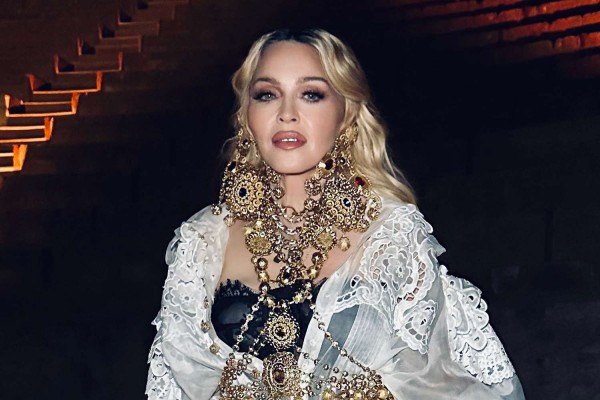 Tuyệt chiêu giúp Madonna tự tin khoe dáng gợi cảm tuổi 67