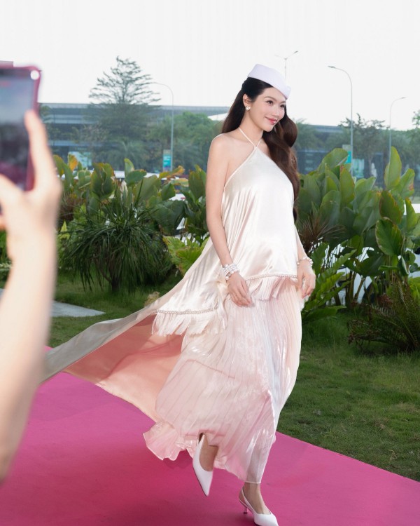 Á hậu Quỳnh Châu mang thai vẫn theo đuổi phong cách gợi cảm