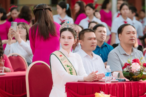 Á hậu Trái đất Linh Đan diện áo dài về thăm trường xưa