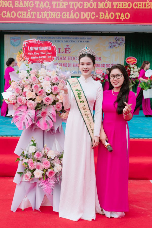 Á hậu Trái đất Linh Đan diện áo dài về thăm trường xưa