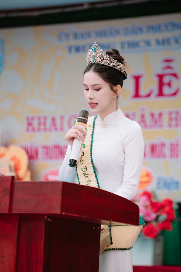 Á hậu Trái đất Linh Đan diện áo dài về thăm trường xưa