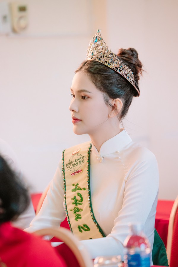 Á hậu Trái đất Linh Đan diện áo dài về thăm trường xưa