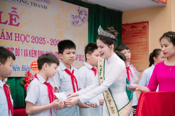 Á hậu Trái đất Linh Đan diện áo dài về thăm trường xưa