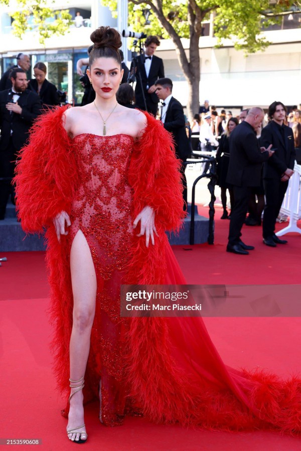 Áo váy của nhà thiết kế Việt dập dìu trên thảm đỏ Cannes 2024