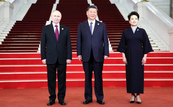 Đệ nhất phu nhân Trung Quốc Bành Lệ Viên mặc gì trong các sự kiện chính trị?