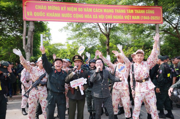 Ovaltine tiếp sức cán bộ, chiến sĩ - Lan tỏa tinh thần ‘Vươn cao cùng Việt Nam’ Ovaltine tiếp sức cán bộ, chiến sĩ - Lan tỏa tinh thần ‘Vươn cao cùng Việt Nam’