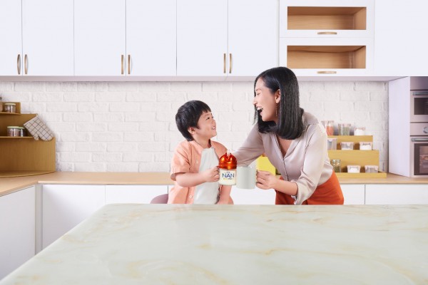 Xu hướng ‘nâng tầm tiêu chuẩn’ nuôi con của các mẹ thế hệ trẻ