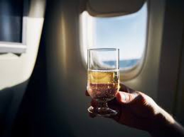 Vì sao không nên uống rượu khi đi máy bay?