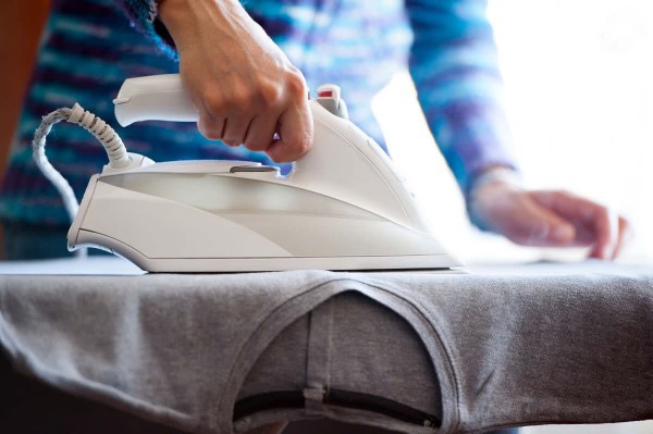 Mẹo ủi quần áo phẳng đẹp trông như mới mua