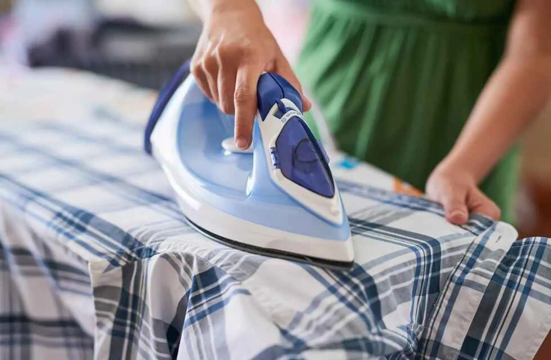 Mẹo ủi quần áo phẳng đẹp trông như mới mua