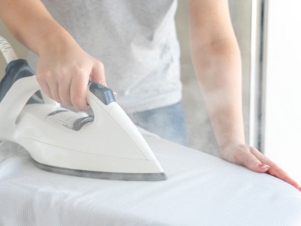 Mẹo ủi quần áo phẳng đẹp trông như mới mua
