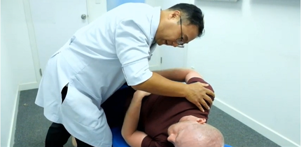 Đau đầu gối khi leo cầu thang: Dấu hiệu chớ chủ quan