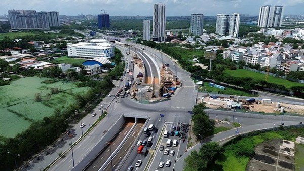 Bất động sản Đông - Tây TP.Hồ Chí Minh, kẻ tám lạng người nửa cân