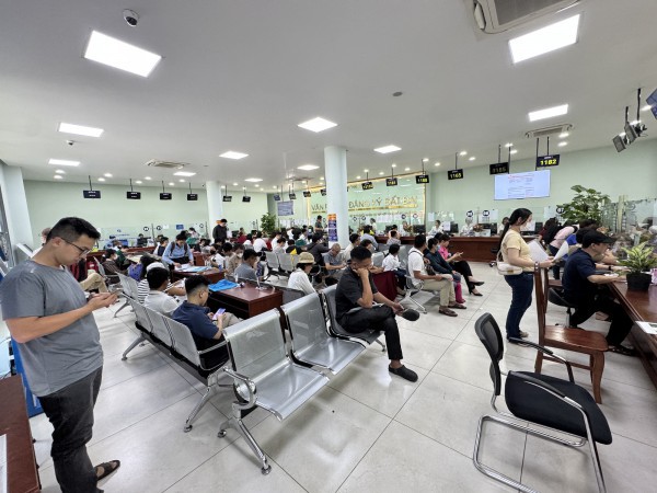 Người dân đổ xô đi làm hồ sơ nhà đất trước ngày vận hành chính quyền 2 cấp Người dân đổ xô đi làm hồ sơ nhà đất trước ngày vận hành chính quyền 2 cấp