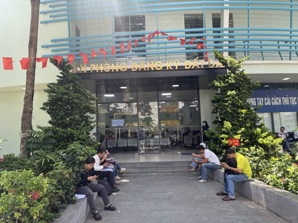 Người dân đổ xô đi làm hồ sơ nhà đất trước ngày vận hành chính quyền 2 cấp Người dân đổ xô đi làm hồ sơ nhà đất trước ngày vận hành chính quyền 2 cấp