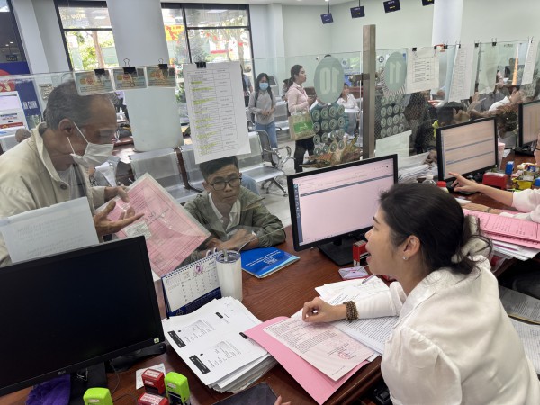 Người dân đổ xô đi làm hồ sơ nhà đất trước ngày vận hành chính quyền 2 cấp Người dân đổ xô đi làm hồ sơ nhà đất trước ngày vận hành chính quyền 2 cấp