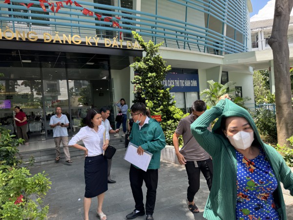 Người dân đổ xô đi làm hồ sơ nhà đất trước ngày vận hành chính quyền 2 cấp Người dân đổ xô đi làm hồ sơ nhà đất trước ngày vận hành chính quyền 2 cấp